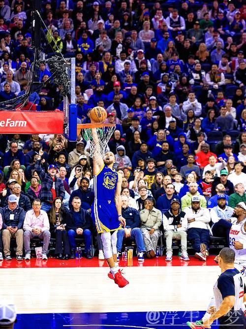 库里从中路突破上篮,打板得手。 库里从中路突破上篮,打板得手。