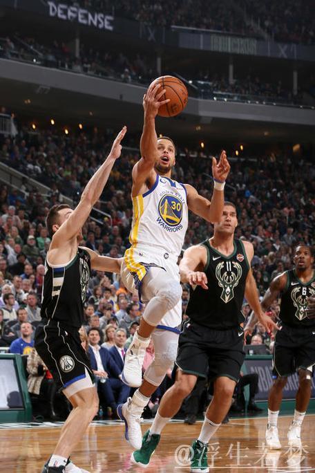 库里从中路突破上篮,打板得手。 库里从中路突破上篮,打板得手。